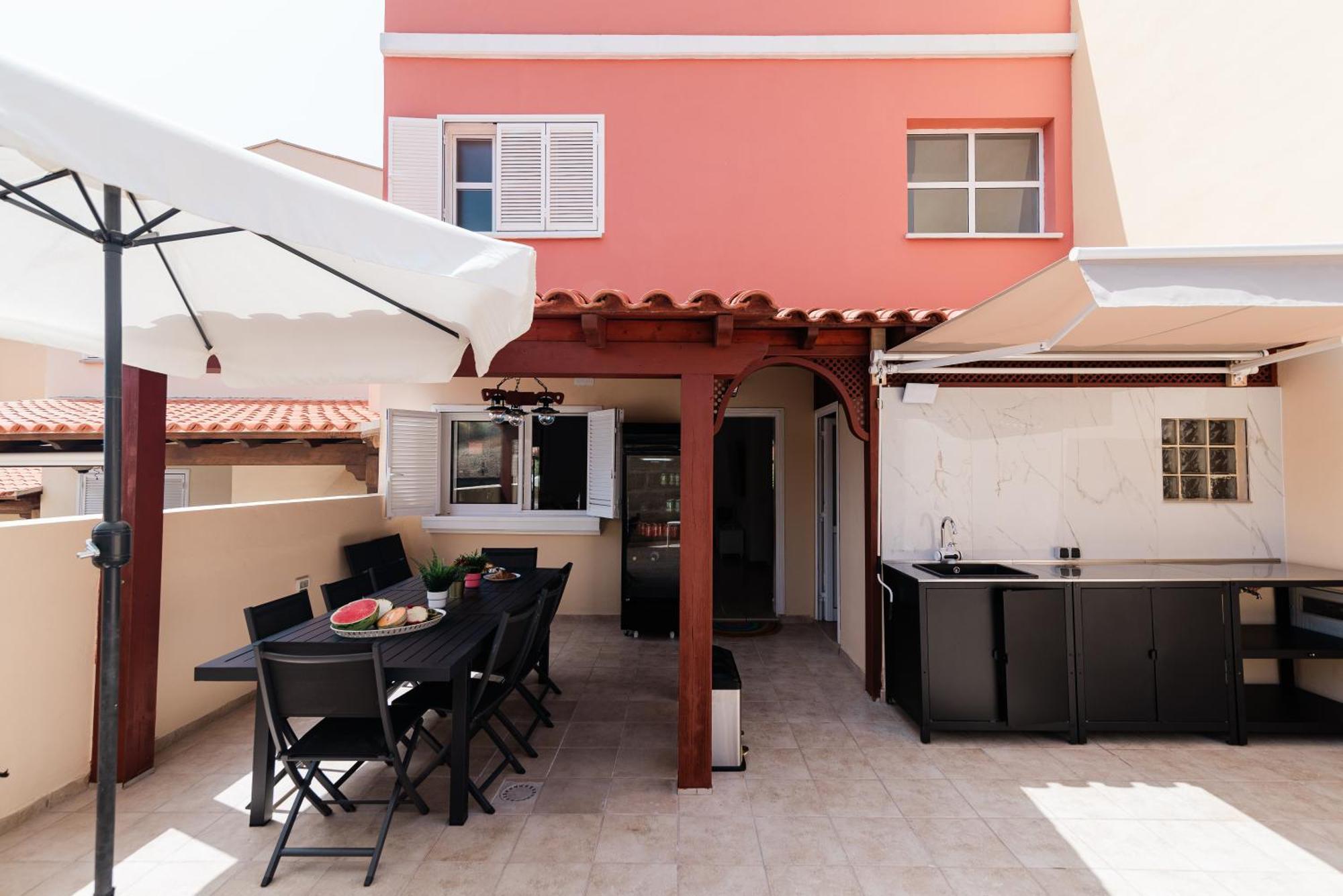Comfortable 4-Bedroom Villa With Private Gardens Costa Adeje  Exterior photo